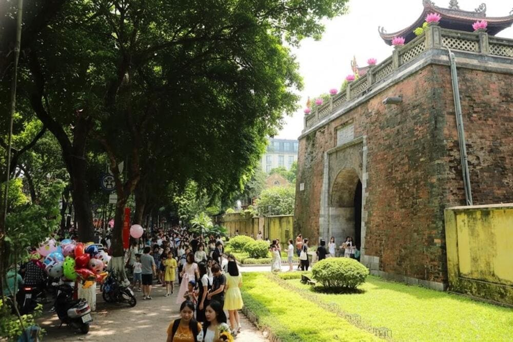 Chụp ảnh, check in cổng thành